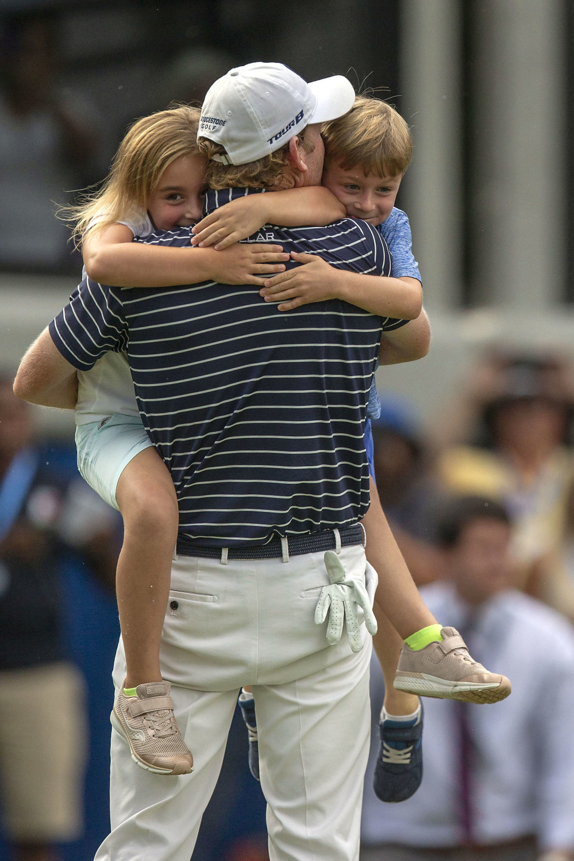 20180819g_spt_wyndham_fourth_Snedeker_hugs_children